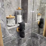 아파트 The Mirrors