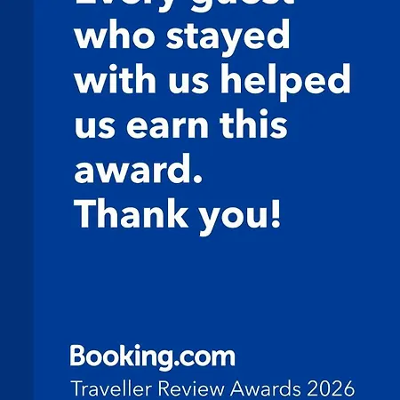 The Mirrors דירה